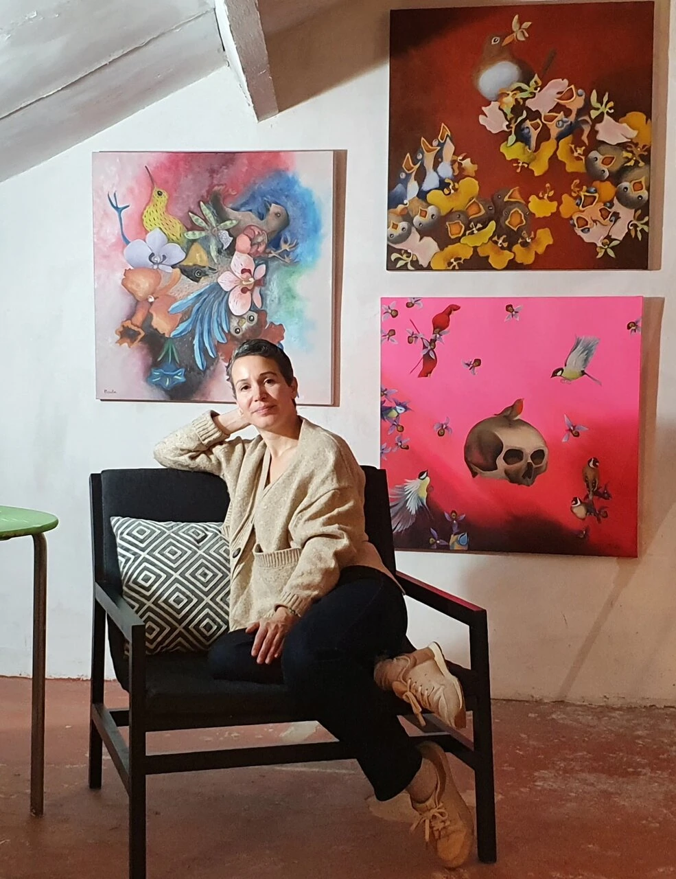 Moute, la femme peintre dans son atelier